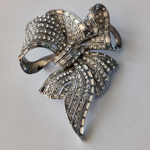 Spectacular Bow Tie Crystal Brooch - Picture 2 of 16